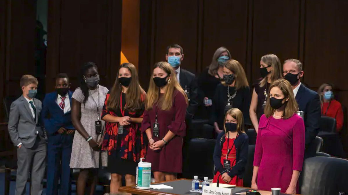 Am ersten Tag der Bestätigungsanhörungen für die Kandidatin des Obersten Gerichtshofs, Amy Coney Barrett, drehte sich alles um Kinder – als Sehhilfen, Gesprächsstoff und Beweis für den guten Glauben.