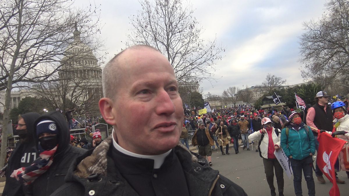 Ein katholischer Priester bei Trumps Kundgebung am 6. Januar sagte, er habe im Kongress einen „Exorzismus“ durchgeführt. Er ist kein Exorzist, sagte die Kirche.