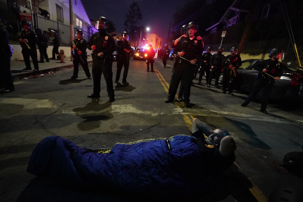 Die Polizei von L.A. verhaftet Reporter und juristische Beobachter bei Protesten gegen Obdachlosenlager