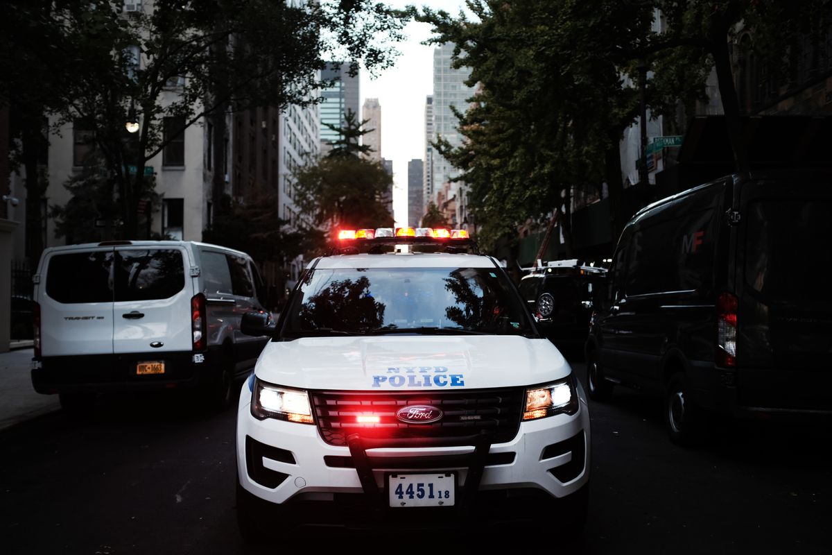 Zwei NYPD-Beamte sagten, sie würden ein „gestörtes“ 15-jähriges Mädchen betreuen. Ein Richter stellte fest, dass sie sie vergewaltigt hatten.