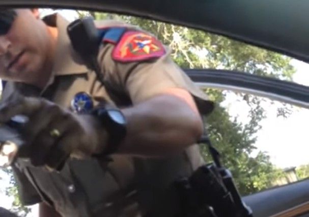 'Öffne den Fall, Punkt': Sandra Blands Familie fordert Antworten auf das neue Video ihrer Verhaftung