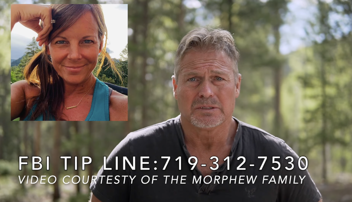 Ein Mann aus Colorado plädierte für die sichere Rückkehr seiner vermissten Frau. Ein Jahr später wird er wegen ihres Mordes angeklagt.