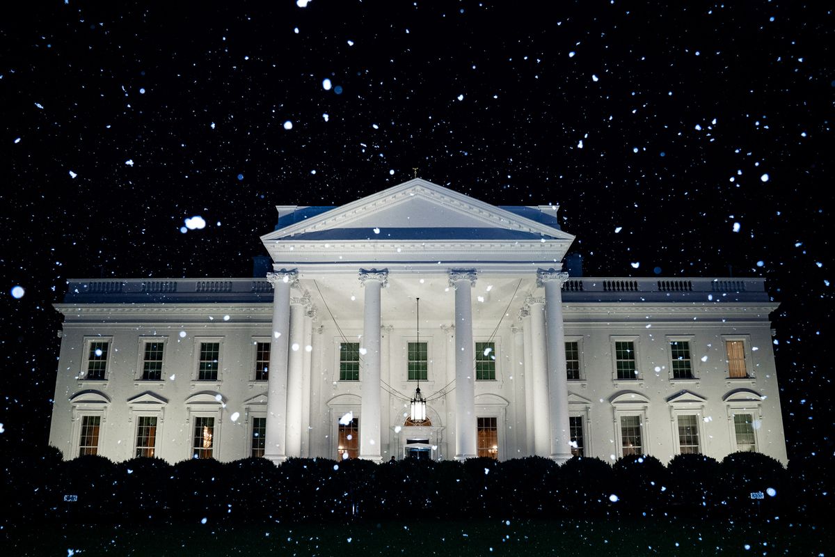 Das Weiße Haus teilt ein Foto zur Feier des „ersten Schnees des Jahres“ – an einem Tag, an dem die Temperaturen in DC 70 ° C erreichen