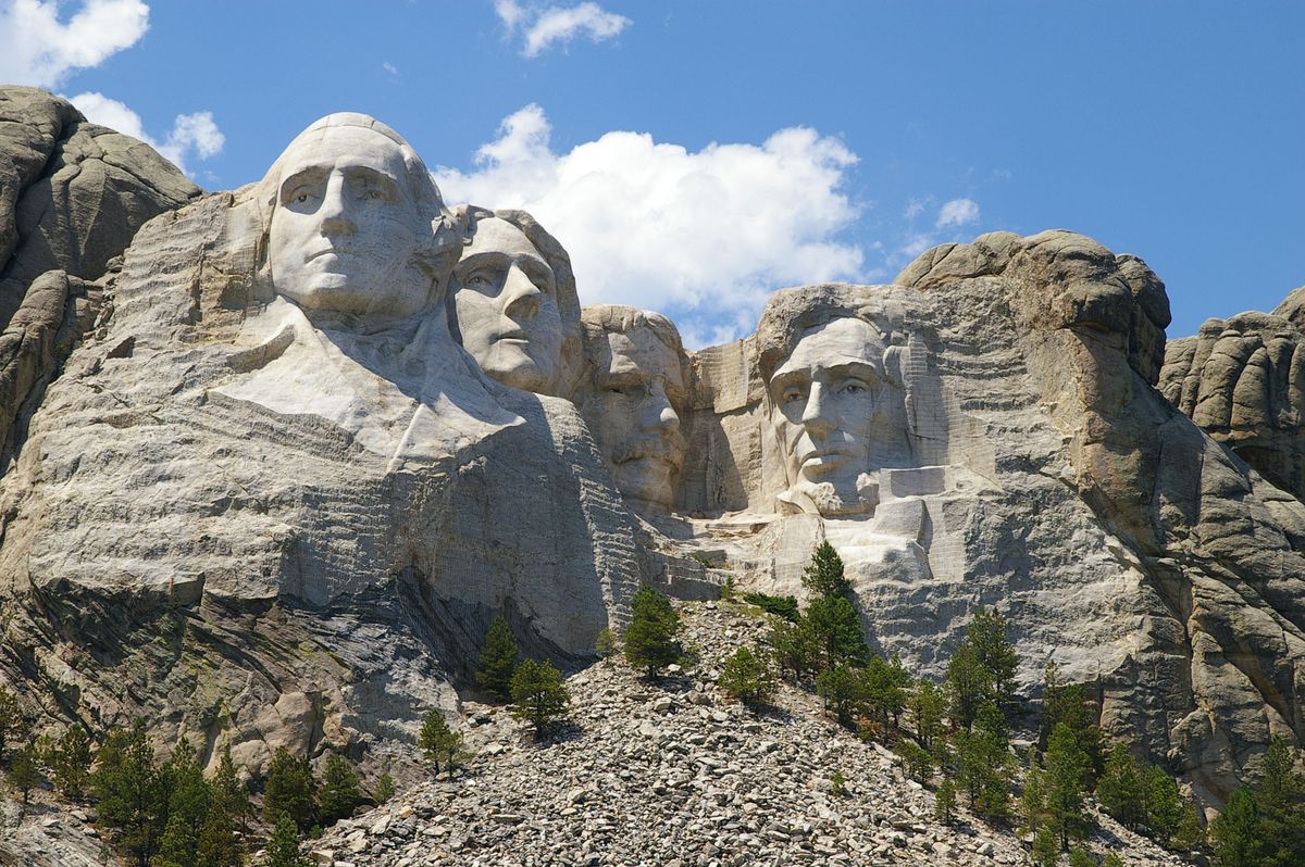 Eine barfüßige Frau erklomm das Gesicht des Mount Rushmore, sagten Beamte. Fast hätte sie es bis ganz nach oben geschafft.