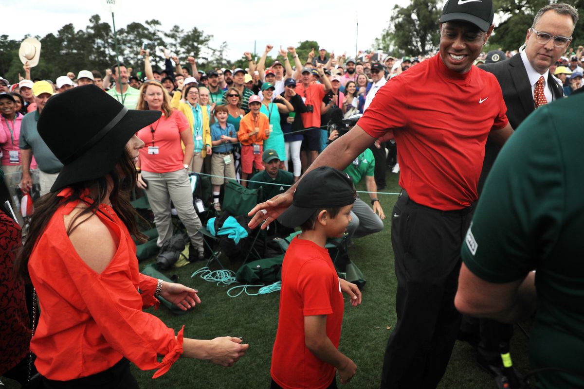 Tiger Woods umarmte seinen Vater nach seinem ersten Masters-Sieg. 22 Jahre später umarmte er seinen Sohn an derselben Stelle.