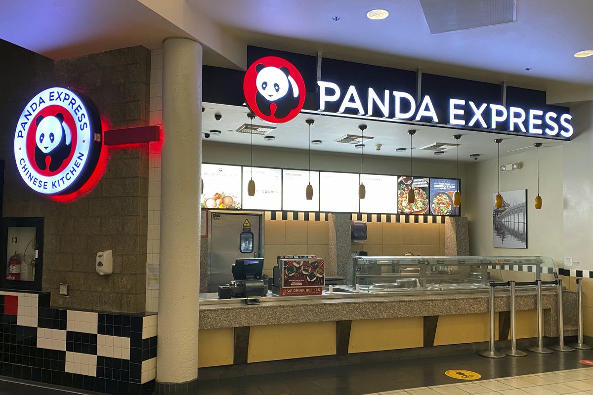 Panda Express-Mitarbeiter mussten sich beim Teambuilding-Seminar ausziehen, das wie ein 'Kult-Initiationsritual' schien, heißt es in der Klage