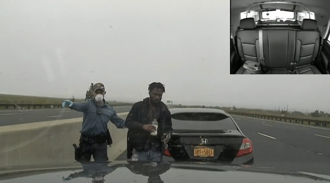 Ein neu veröffentlichtes Video zeigt, wie ein N.J.-Trooper einen unbewaffneten Schwarzen während eines Gerangels an einer Verkehrskontrolle erschießt