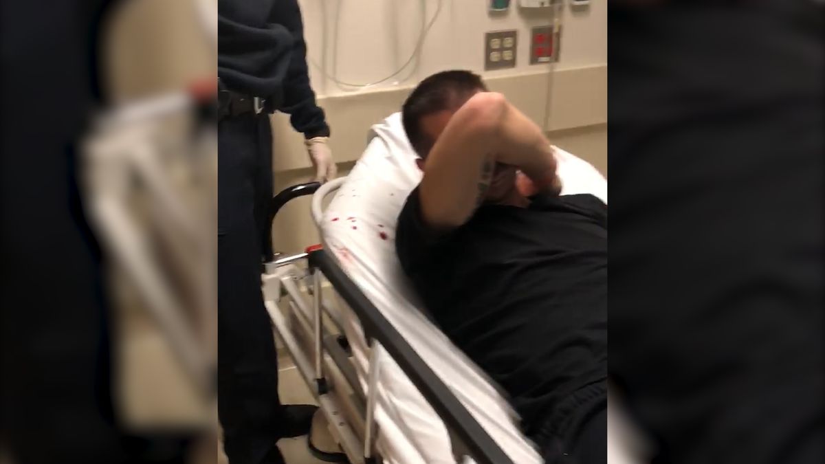 Ein Polizist schlug einem selbstmordgefährdeten Krankenhauspatienten eine Ohrfeige. Dann tauchte das Video auf.