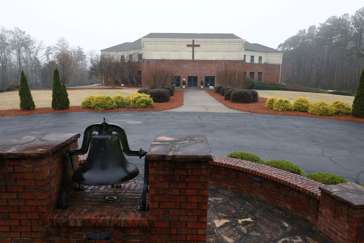 Die Kirche des angeklagten Attentäters aus Atlanta weist ihn aus, während lokale koreanische Kirchenführer trauern und zum Handeln aufrufen
