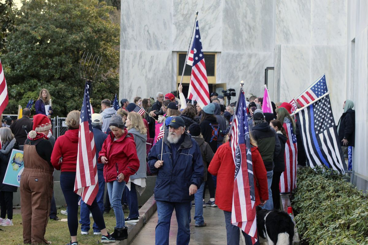 Die Republikaner von Oregon fordern den Gesetzgeber zum Rücktritt auf, nachdem er Demonstranten beigebracht hat, ins Kapitol zu schlüpfen