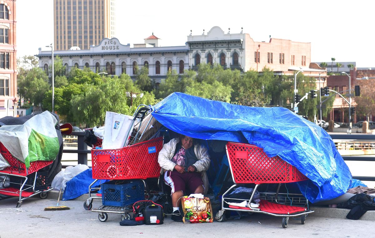 Die Obdachlosigkeit in den USA ist ein drittes Jahr gestiegen, angetrieben von einem Anstieg in Kalifornien, sagt HUD