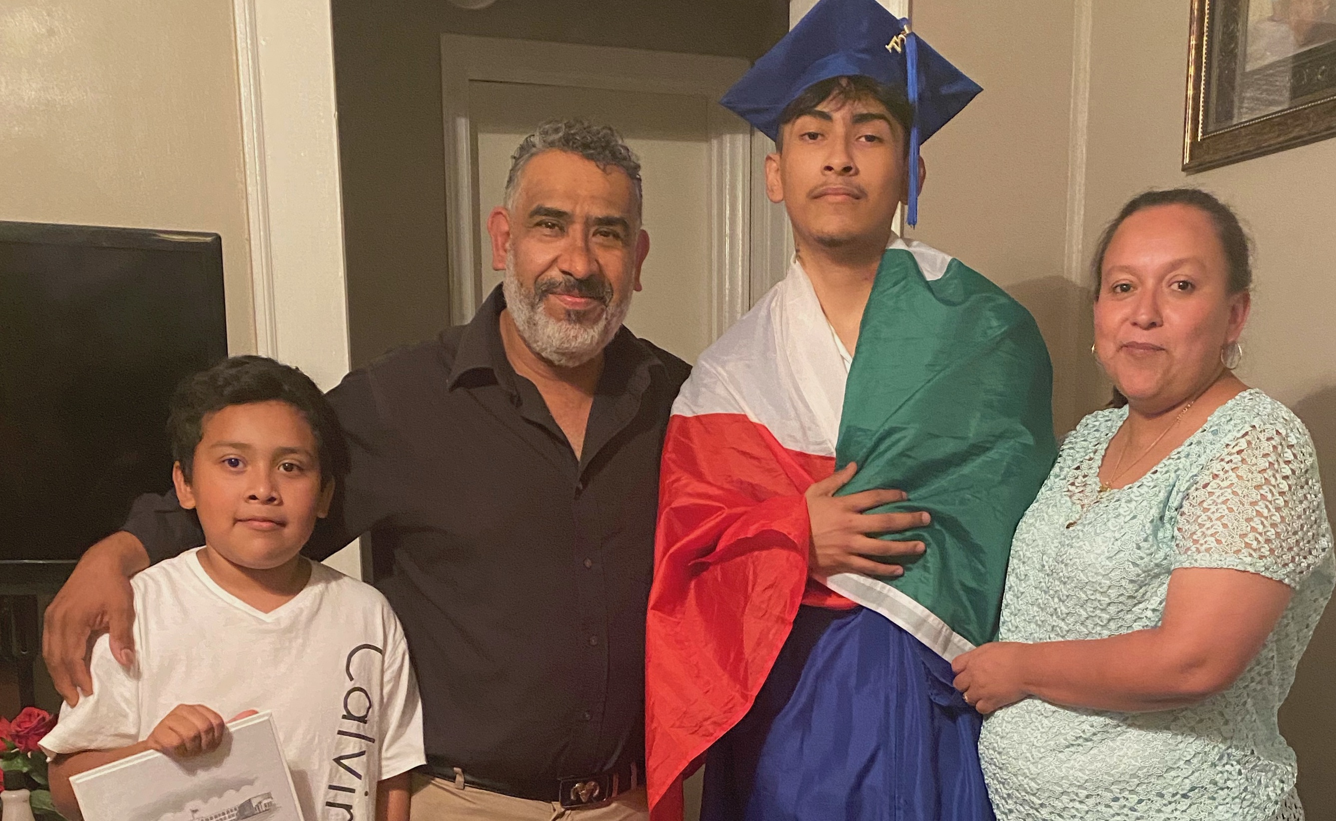 Gymnasiast verweigert das Diplom, nachdem er die mexikanische Flagge über dem Kleid getragen hat