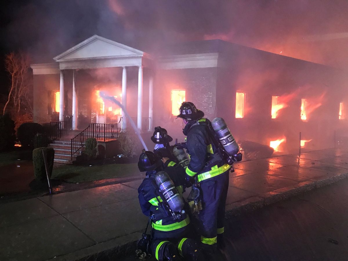 Feuer bricht in einer Sargfabrik aus, explodiert in 9-Alarm-Brand und erzwingt Evakuierungen in East Boston