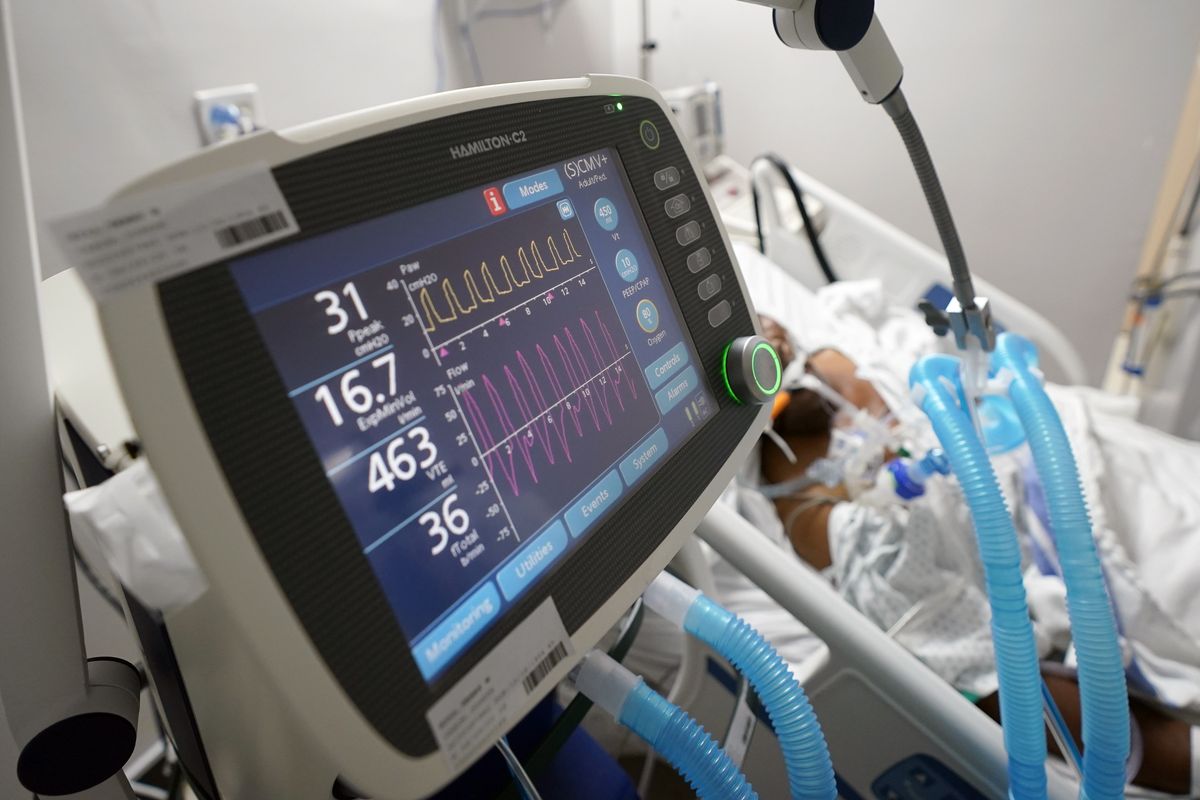 Die Zahl der Todesopfer bei Coronaviren in den USA steigt, da Krankenhäuser in Hot-Spot-Staaten überfordert sind
