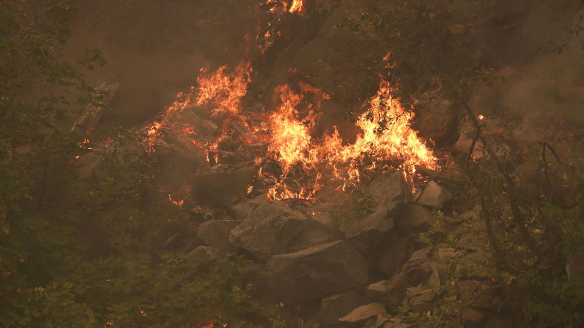 Beamte fordern die Bewohner auf, zu fliehen, da Dixie Fire, Kaliforniens größtes Feuer in diesem Jahr, weiter wächst