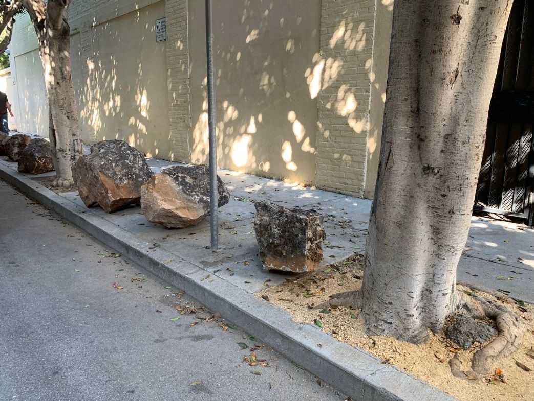 Die Bewohner legten riesige Steine ​​auf ihren Bürgersteig, um die Obdachlosen fernzuhalten – und begannen eine Schlacht