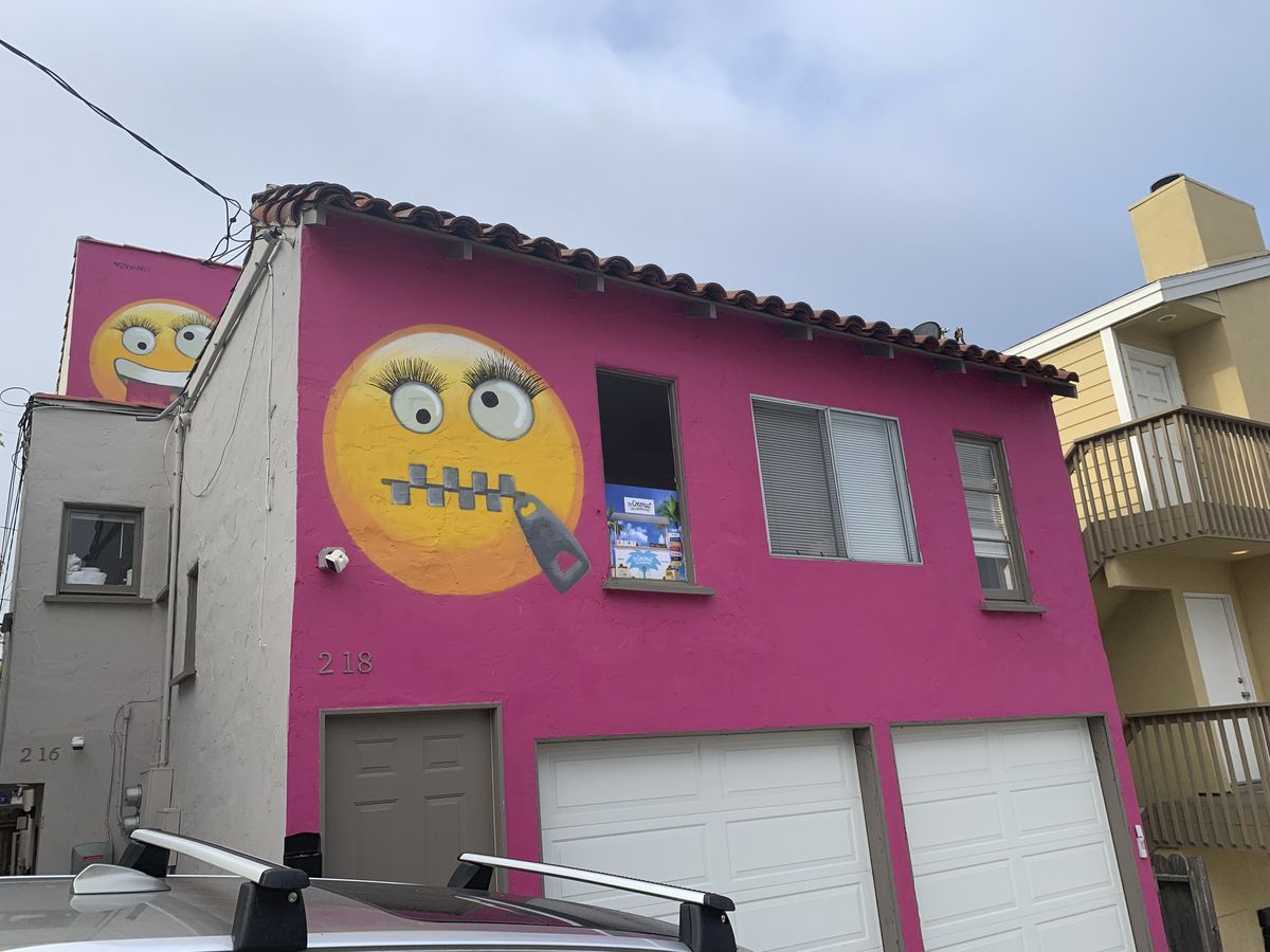 Wie ein kleiner Streit in einem wohlhabenden Viertel mit einem Haus endete, das mit riesigen Emojis bedeckt war